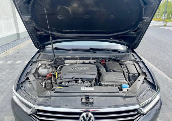 Volkswagen Passat cena 63900 przebieg: 111847, rok produkcji 2016 z Poznań małe 407